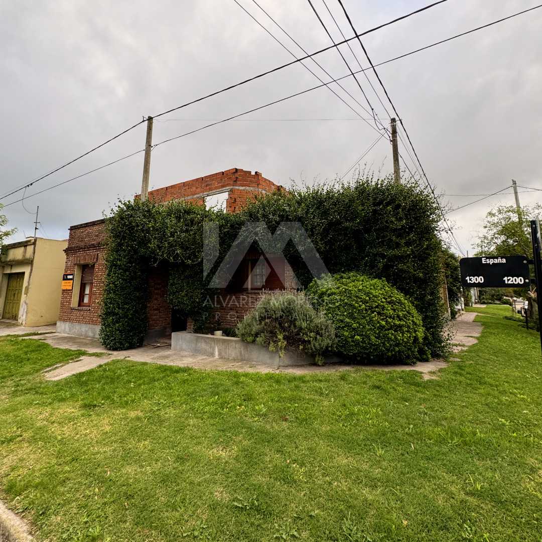 Alvarez Moreno Propiedades - Brinda asesoramiento y soluciones a nuestros clientes en lo que se refiera al mercado inmobiliario. Ventas, tasaciones, alquileres de todo tipo de propiedades90.000 usd Casa en esquina España y Lacunza