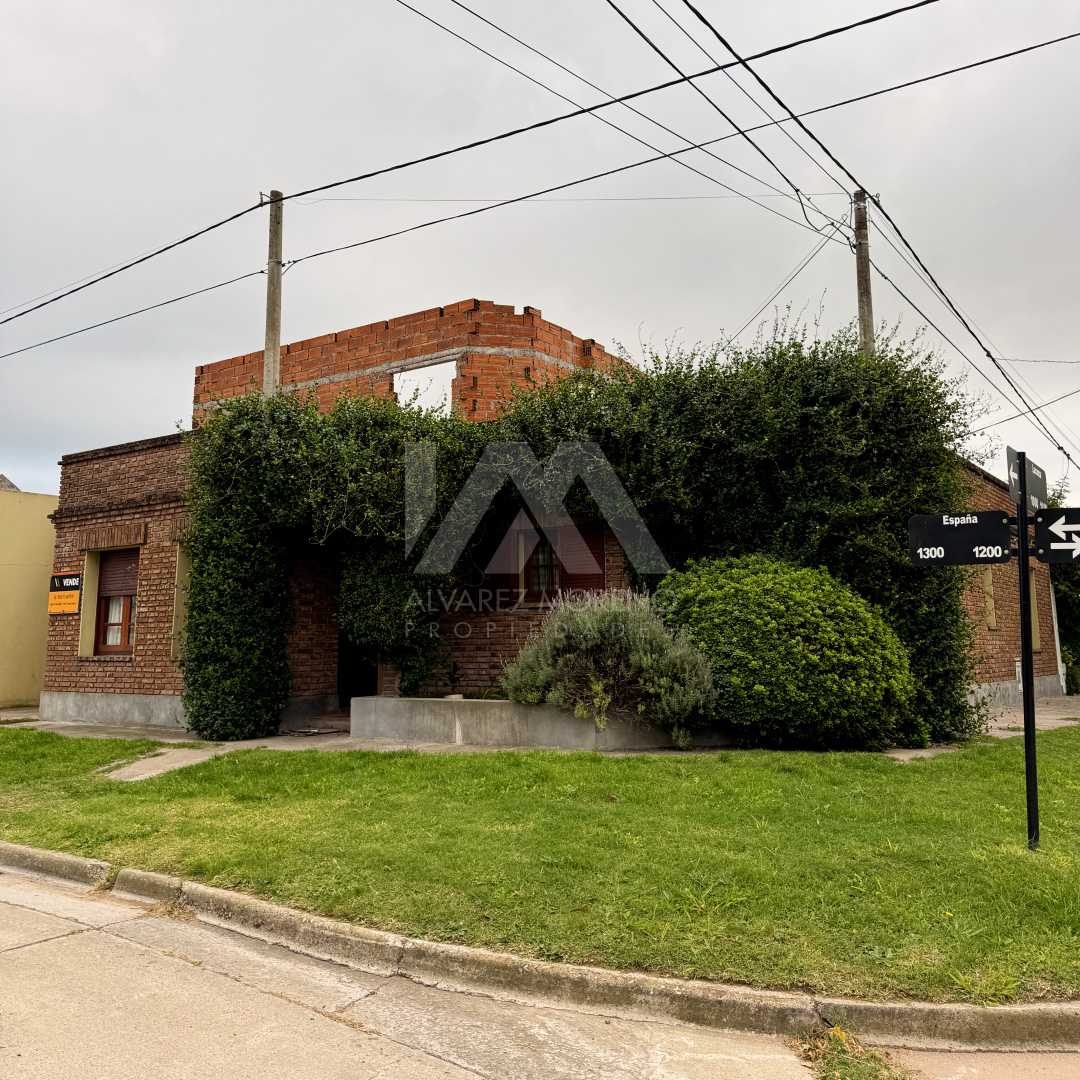 Alvarez Moreno Propiedades - Brinda asesoramiento y soluciones a nuestros clientes en lo que se refiera al mercado inmobiliario. Ventas, tasaciones, alquileres de todo tipo de propiedades90.000 usd Casa en esquina España y Lacunza